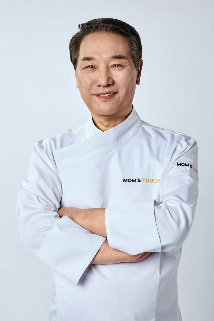 [서울=뉴시스] 맘스터치가 후덕죽 셰프와 협업한 버거 2종, 치킨 1종 다음 달 출시한다고 13일 밝혔다. (사진=맘스터치앤컴퍼니 제공) *재판매 및 DB 금지