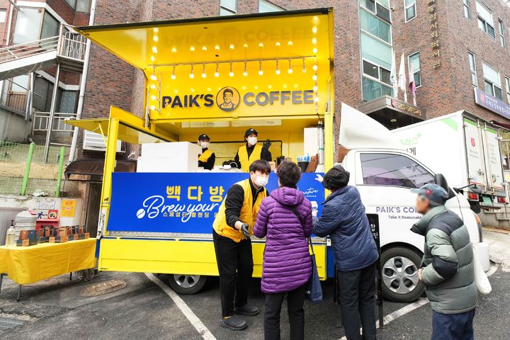 [서울=뉴시스]더본코리아가 설 맞이 나눔 활동으로 빽다방 커피 트럭을 운영하며 독거 어르신을 위한 음료를 제공하고 있다.(사진=더본코리아) *재판매 및 DB 금지