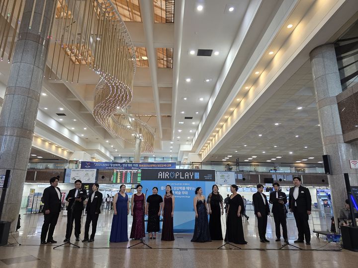 [부산=뉴시스] 지난해 '찾아가는 예술단'이 부산역에서 합창 공연을 하고 있다. (사진=부산문화회관 제공) 2026.02.16. photo@newsis.com *재판매 및 DB 금지