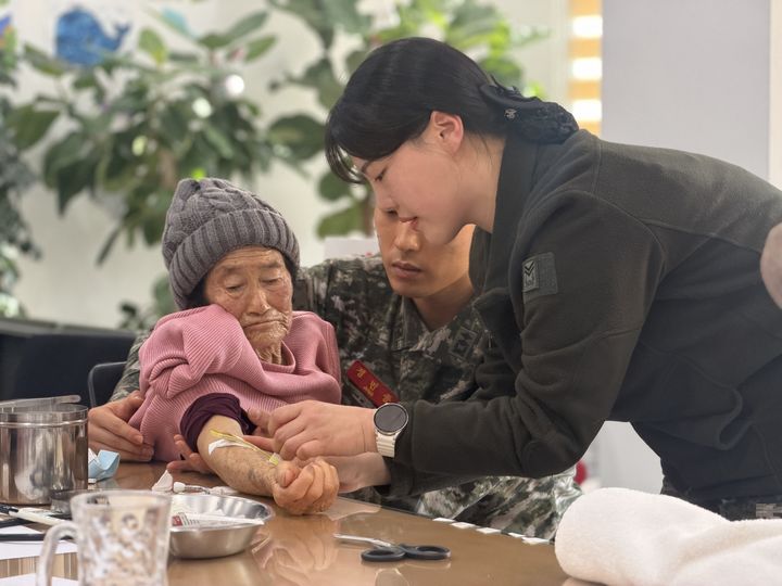 설 명절을 맞아 섬 지역 의료봉사에 나선 해병대 6여단 노슬기 중사. (사진=해병대 6여단 제공) *재판매 및 DB 금지