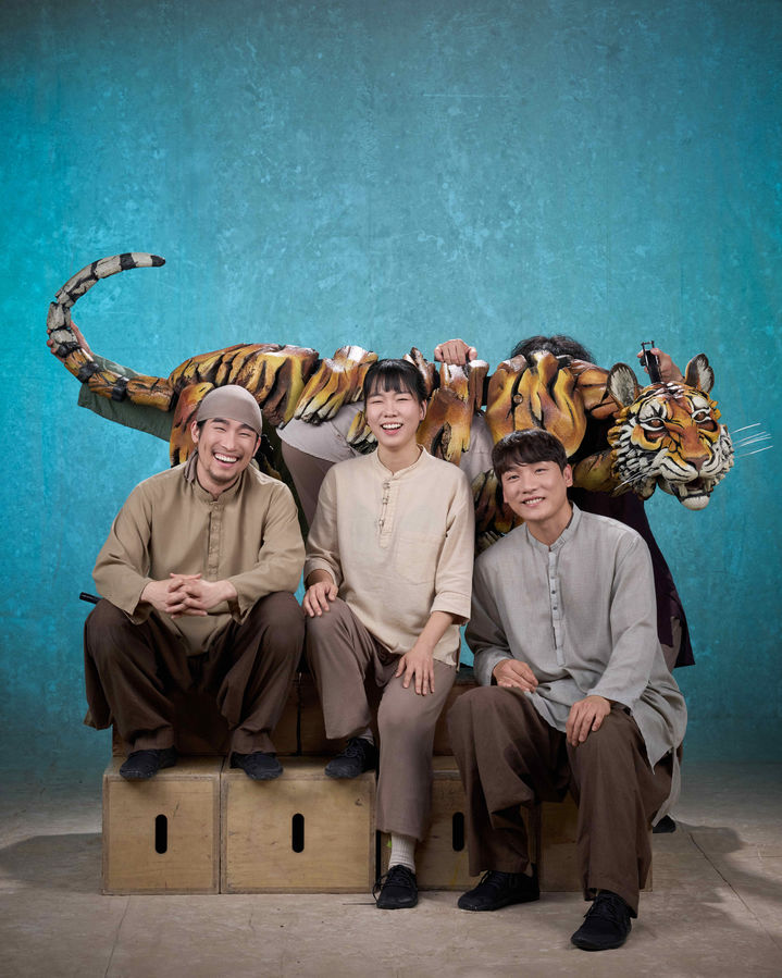 공연 '라이프 오브 파이'에서 퍼펫티어로 출연 중인 이지용(왼쪽부터), 최은별, 김시영. (사진=에스앤코 제공) *재판매 및 DB 금지