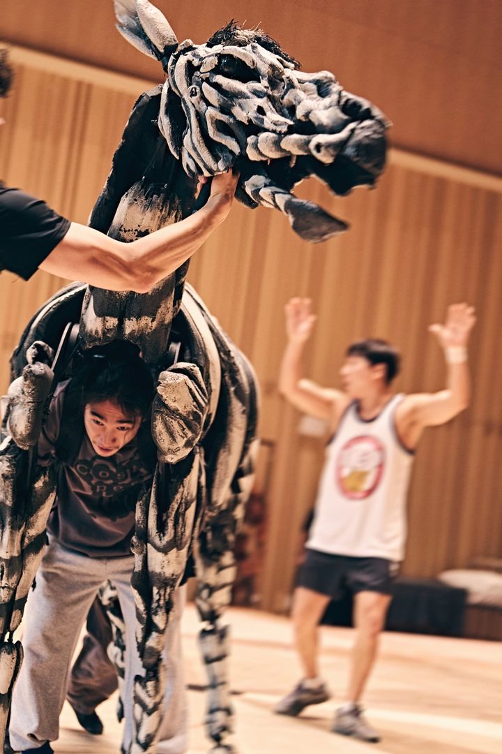 공연 '라이프 오브 파이' 연습 모습. 퍼펫티어 이지용이 얼룩말을 연기하고 있다. (사진=에스앤코 제공) *재판매 및 DB 금지