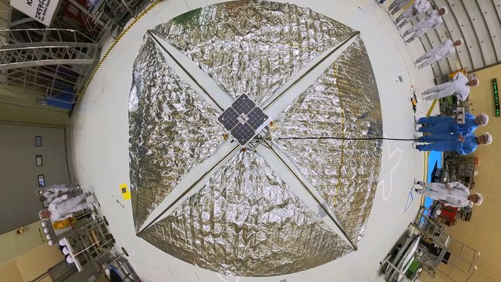 한국항공우주연구원은 지구 저궤도에서 급증하는 우주쓰레기를 포획·제거할 수 있는 궤도이탈 장치를 개발하고, 지상 시연에 성공했다고 13일 밝혔다. 사진은 한국항공우주연구원 위성시험동 발사환경시험실에서 시험 진행 중인 궤도이탈 장치의 전체 형상. (사진=항우연 제공) *재판매 및 DB 금지