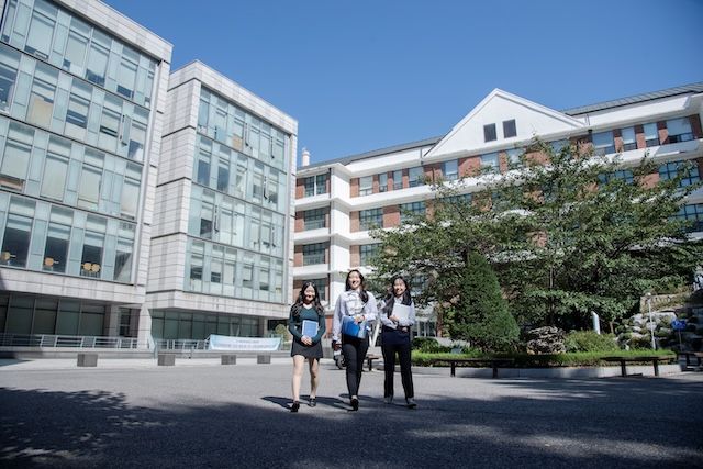 [서울=뉴시스] 이화여대 사범대학 학생들이 교내에서 촬영하고 있다. (사진=이화여대 제공) 2026.02.13. photo@newsis.com *재판매 및 DB 금지