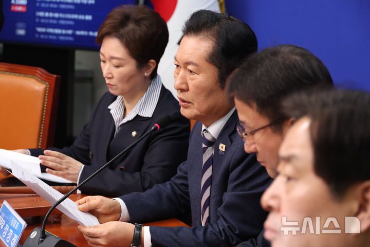 [서울=뉴시스] 조성봉 기자 = 정청래 더불어민주당 대표가 13일 오전 서울 여의도 국회에서 열린 최고위원회의에서 발언을 하고 있다. 2026.02.13. suncho21@newsis.com