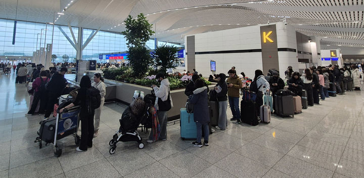 [인천공항=뉴시스] 홍찬선 기자 =13일 오전 설 연휴를 해외에서 보내려는 승객들이 인천공항 제2여객터미널 항공사 카운터에 긴줄을 서고 있다. 2026.02.16. mania@newsis.com *재판매 및 DB 금지