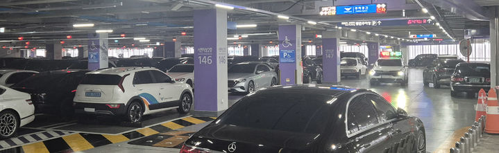 [인천공항=뉴시스] 홍찬선 기자 =13일 오전 인천공항 제2여객터미널 단기 주차장이 차들이 빼곡히 들어차 있다. 2026.02.16. mania@newsis.com *재판매 및 DB 금지