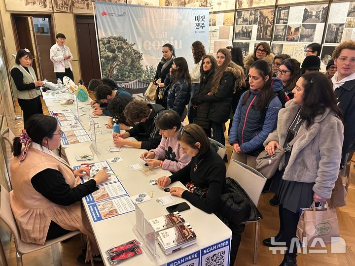 [전주=뉴시스]윤난슬 기자 = 전북 전주시는 전주문화재단과 함께 2026 밀라노-코르티나담페초 동계올림픽 현장에서 전통문화 홍보 활동을 펼쳤다고 14일 밝혔다. (사진=전주시 제공) photo@newsis.com 
