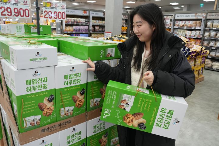 [서울=뉴시스] 롯데마트 제타플렉스 서울역점에서 고객이 설 핸드캐리형 선물세트를 구매하고 있다. (사진=롯데마트 제공) *재판매 및 DB 금지