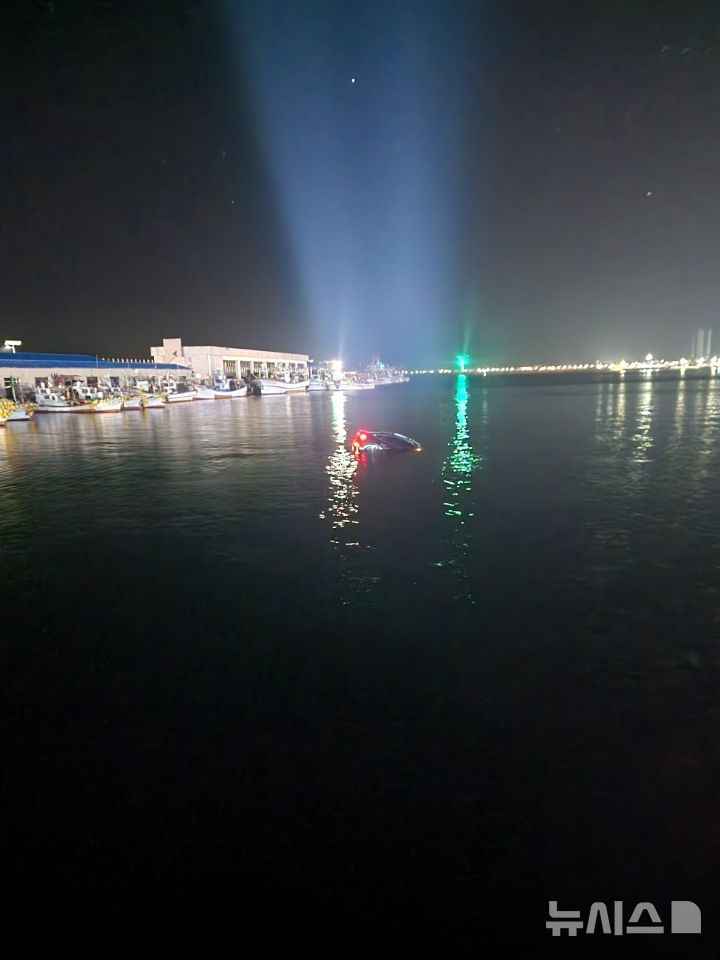 [울진=뉴시스] 안병철 기자 = 13일 새벽 0시40분께 경북 울진군 후포항 여객선부두 인근 해상에서 차량이 추락해 40대 남성이 숨졌다.(사진=울진해양경찰서 제공) 2026.02.13. photo@newsis.com