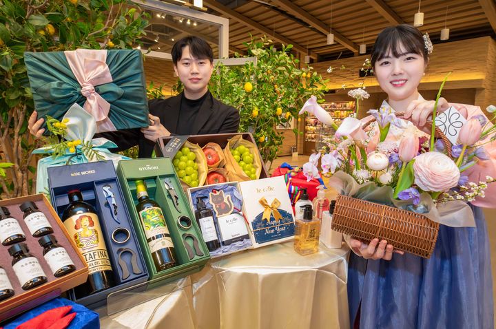 [서울=뉴시스] 현대백화점 더현대 서울 지하 1층 식품관에서 직원들이 핸드캐리용 설 선물세트를 소개하고 있다. (사진=뉴시스DB) photo@newsis.com *재판매 및 DB 금지