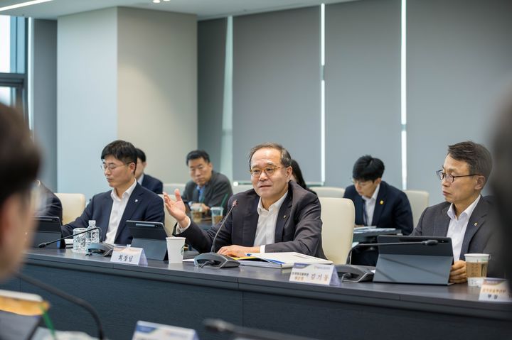 12일 서울 종로구 NH농협타워에서 이찬우 농협금융지주 회장(가운데)이 AX·DX 최고협의회를 주재하고 있다. (사진=농협금융 제공) *재판매 및 DB 금지