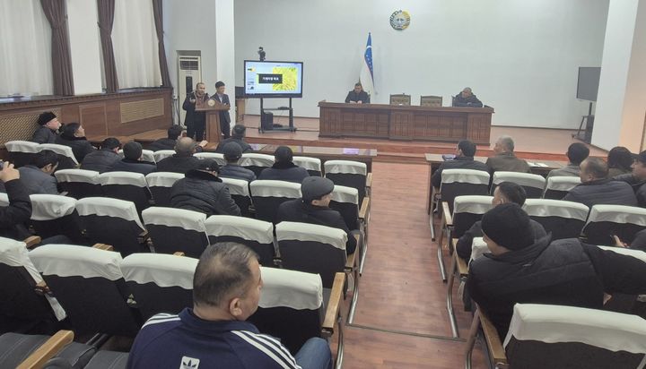 [부여=뉴시스] 부여군이 우즈베키스탄 나망간주에서 벼농사의 물 관리 등에 대한 교육을 하고 있는 장면. (사진= 부여군 제공) *재판매 및 DB 금지