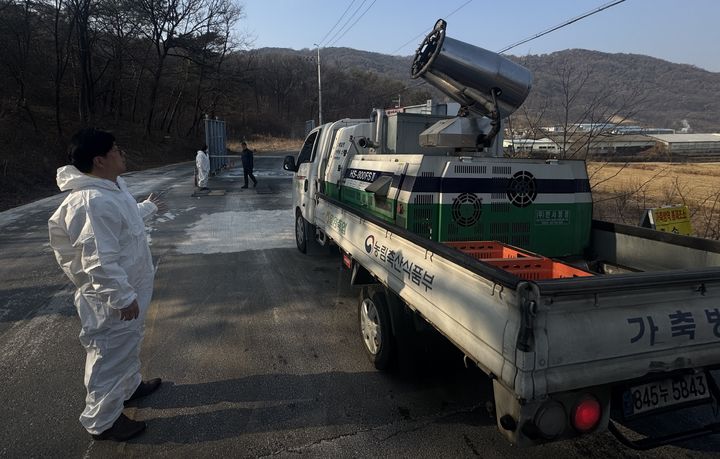 [밀양=뉴시스] 밀양축산농협과 NH농협 밀양시지부는 가축질병 확산 방지를 위해 밀양가축시장과 지역 축산농가 진입로 일원에서 집중 차단방역을 하고 있다. (사진=농협 밀양시지부 제공) 2026.02.13. photo@newsis.com *재판매 및 DB 금지