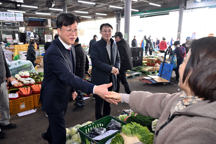 [안산=뉴시스]이민근 안산시장이 12일 상록구 농수산물도매시장에서 유통현장을 점검하고 상인과 악수를 나누고 있다.(사진=안산시 제공)2026.02.13.photo@newsis.com *재판매 및 DB 금지