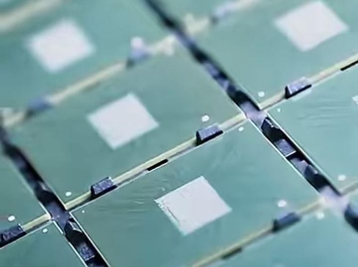 [서울=뉴시스]삼성전기와 LG이노텍은 올해 유리기판 사업에 각종 투자 및 협력사와의 협업 체계 구축에 속도를 내고 있다. 사진은 삼성전기 공식 유튜브 채널에서 소개한 유리기판의 모습. (사진=삼성전기 유튜브 채널 캡처) 2026.02.13. photo@newsis.com *재판매 및 DB 금지