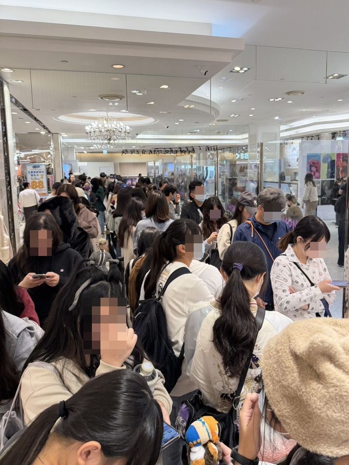 [서울=뉴시스] 네이버웹툰 대만 팝업스토어에 들어가기 위해 줄을 서 있는 현지 웹툰 팬들. (사진=네이버웹툰 제공) 2026.02.13. photo@newsis.com *재판매 및 DB 금지