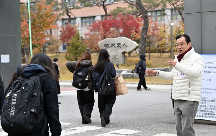 [하남=뉴시스] 이현재 경기 하남시장이 2026학년도 대학수학능력시험 시험장을 찾아 수험생들을 격려하고 있다. (사진=하남시 제공) 2026.02.13. photo@newsis.com *재판매 및 DB 금지
