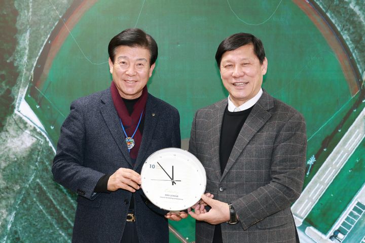 [서울=뉴시스] 허구연 KBO 총재(오른쪽)와 박범인 금산군수. (사진=KBO 제공). 2026.02.12. *재판매 및 DB 금지