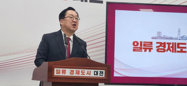 [대전=뉴시스]이장우 대전시장이 13일 행정통합특별법 국회 상임위 통과와 관련해 입장을 밝히고 있다. 2026. 02. 13 photo@newsis.com *재판매 및 DB 금지