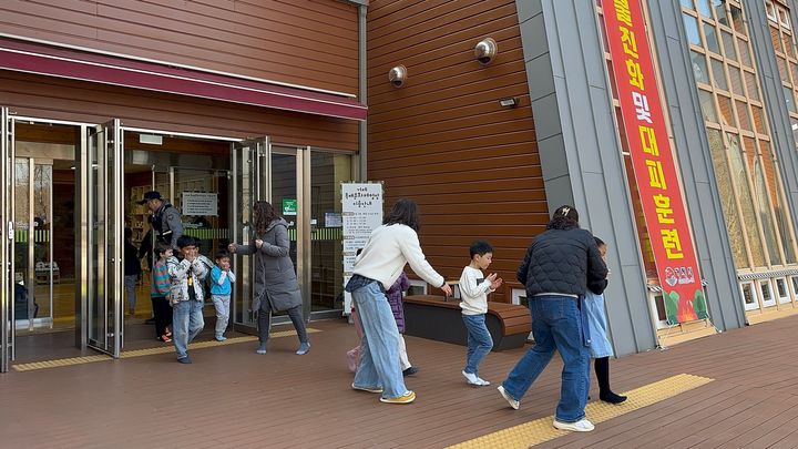 [거제=뉴시스] 신정철 기자= 거제시는 13일, 거제 자연휴양림 일원에서 유관기관과 민간인 등 총 90여명이 참여한 가운데 산불 진화 및 대피훈련을 실시했다.사진은 어린이 대피훈련 모습.(사진=거제시 제공).2026.02.13. photo@newsis.com *재판매 및 DB 금지