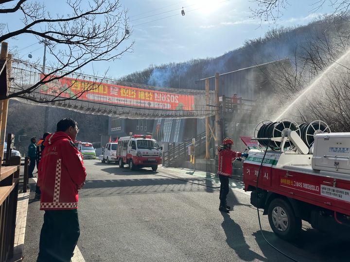 [거제=뉴시스] 신정철 기자= 거제시는 13일, 거제 자연휴양림 일원에서 유관기관과 민간인 등 총 90여 명이 참여한 가운데 산불 진화 및 대피훈련을 실시했다.(사진=거제시 제공).2026.02.13. photo@newsis.com *재판매 및 DB 금지