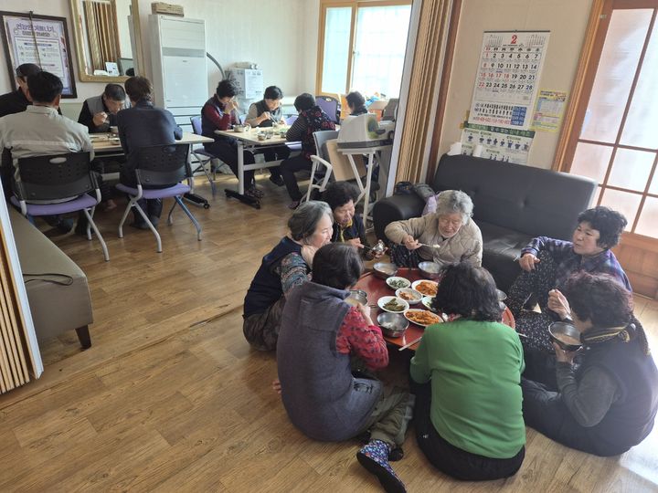 [거제=뉴시스] 경로당 공동급식.( 사진=거제시 제공) 2026.02.13. photo@newsis.com *재판매 및 DB 금지