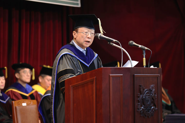[울산=뉴시스] 구미현 기자 = 13일 열린 울산대학교 학위수여식에서 오연천 총장이 졸업생들에게 축하 인사말을 하고 있다. (사진=울산대 제공) 2026.02.13. photo@newsis.com *재판매 및 DB 금지