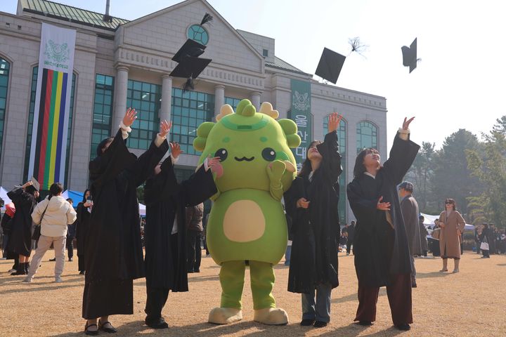 [울산=뉴시스] 13일 열린 울산대학교 학위수여식에서 졸업생들이 기념사진을 찍고 있다. (사진=울산대 제공) 2026.02.13. photo@newsis.com *재판매 및 DB 금지