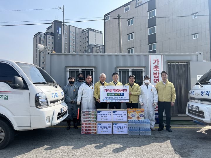 [부산=뉴시스] 농협중앙회 부산본부가 13일 설 명절을 앞두고 아프리카돼지열병(ASF)과 조류인플루엔자(AI) 등 가축질병 확산을 막기 위해 강서구 가축방역통제초소를 방문해 방역 상황을 점검했다. (사진=농협중앙회 부산본부 제공) 2026.02.13. photo@newsis.com *재판매 및 DB 금지