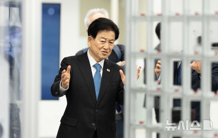 [전주=뉴시스] 김얼 기자 = 정동영 통일부장관이 13일 전북 전주시 전북대학교 '피지컬 AI 실증랩'을 방문해 장내를 둘러보고 있다. 2026.02.13. pmkeul@newsis.com