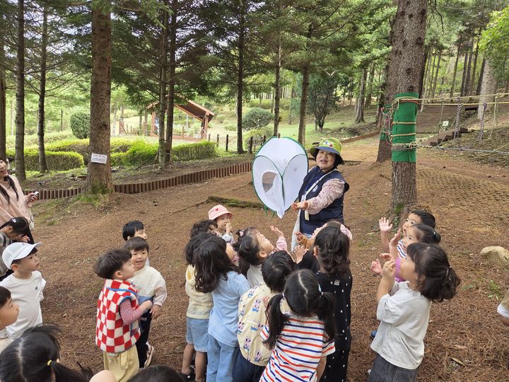충북 청주시 상당무 미원면 미동산수목원 내 산림교육센터의 유아숲교육 모습. (사진=충북도 제공) *재판매 및 DB 금지