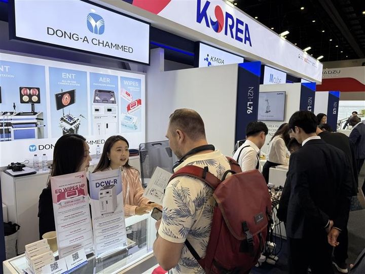 [서울=뉴시스] 동아참메드가 지난 9~12일 아랍에미리트 두바이에서 개최된 'WHX Dubai 2026'에 참가해 종합 의료 솔루션 기업으로의 전환을 선포하고 글로벌 사업 확장에 나섰다. (사진=동아참메드 제공) 2026.2.17. photo@newsis.com *재판매 및 DB 금지