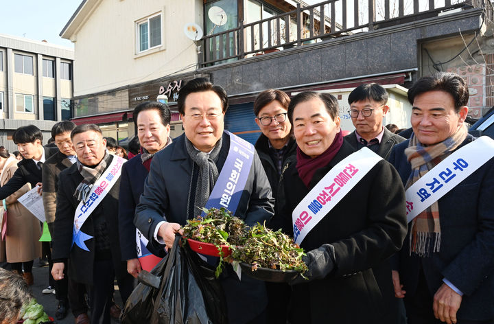 [창녕=뉴시스] 국민의힘 박상웅 의원과 성낙인 창녕군수가 13일 창녕 전통시장을 찾아 상인들을 격려하고 제수용품을 구입하고 있다. (사진=창녕군 제공) 2026.02.13. photo@newsis.com *재판매 및 DB 금지