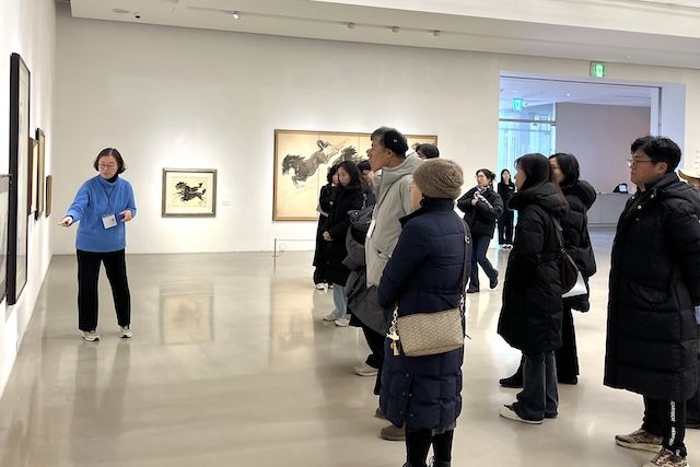 [서울=뉴시스] '제47회 문화유산답사' 참가자들이 전시를 관람하고 있다. (사진=명지대 제공) 2026.02.13. photo@newsis.com *재판매 및 DB 금지