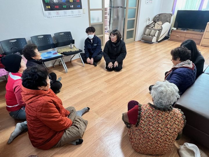 [창녕=뉴시스] 도천면에서 설 명절을 맞아 경로당 위문을 하고 있다. (사진= 창녕군 제공) 2026.02.13. photo@newsis.com *재판매 및 DB 금지