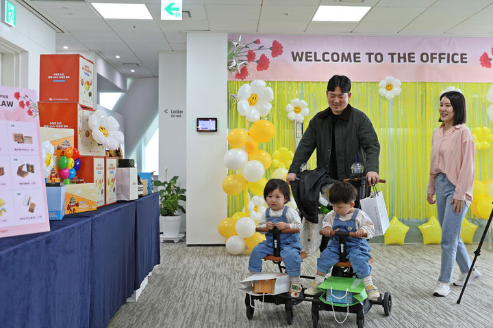 [서울=뉴시스] 롯데물산 가족 초청 행사 '쇼 미 더 오피스(SHOW ME THE OFFICE)'에 참석한 임직원과 가족. (사진=롯데물산 제공) *재판매 및 DB 금지