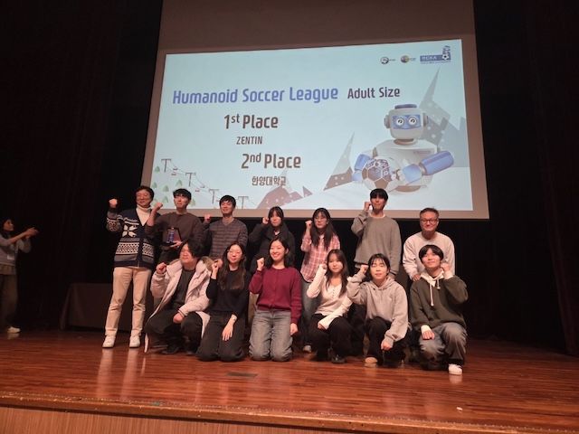 [서울=뉴시스] 서울시립대 동아리 ZETIN(제틴) 팀원들이 '2026 로보컵 코리아 오픈' 우승 후 기념 촬영을 하고 있다. (사진=서울시립대 제공) 2026.02.13. photo@newsis.com *재판매 및 DB 금지