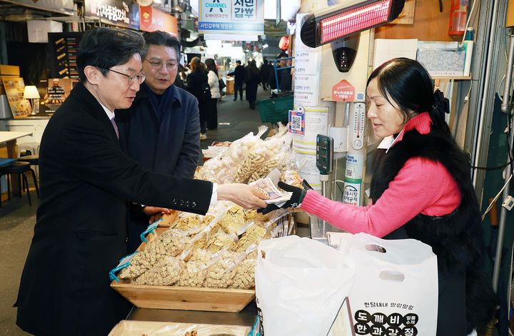[서울=뉴시스]이억원 금융위원장이 13일 설 명절을 앞두고 종로구 통인시장을 방문해 민생현장을 살폈다.(사진=금융위원회) photo@newsis.com *재판매 및 DB 금지