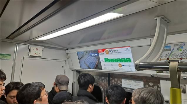 [뉴시스] 9호선 열차 내 개량된 안내게시기의 모습. (사진=서울시메트로 9호선 제공) 2026.2.13 *재판매 및 DB 금지