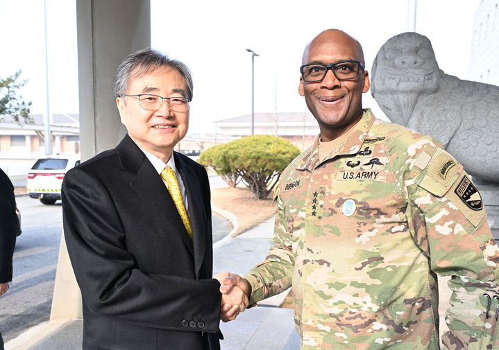 [서울=뉴시스]조현 외교부 장관이 13일 평택 험프리스 기지를 방문해 제이비어 브런슨 주한미군사령관과 면담했다. (사진 외교부 제공) *재판매 및 DB 금지