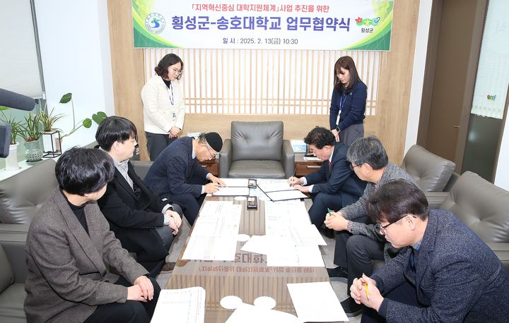 [횡성=뉴시스] 송호대와 김명기 군수가 RISE사업 업무협약 체결을 하고 있다. (사진=횡성군 제공) 2026.02.13. photo@newsis.com *재판매 및 DB 금지
