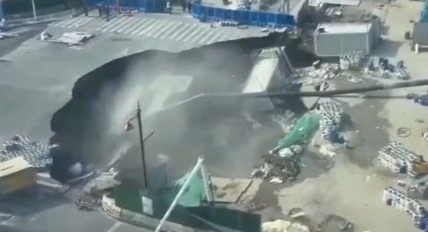 中 아스팔트 도로에 '대형 싱크홀'…컨테이너까지 집어삼켰다
