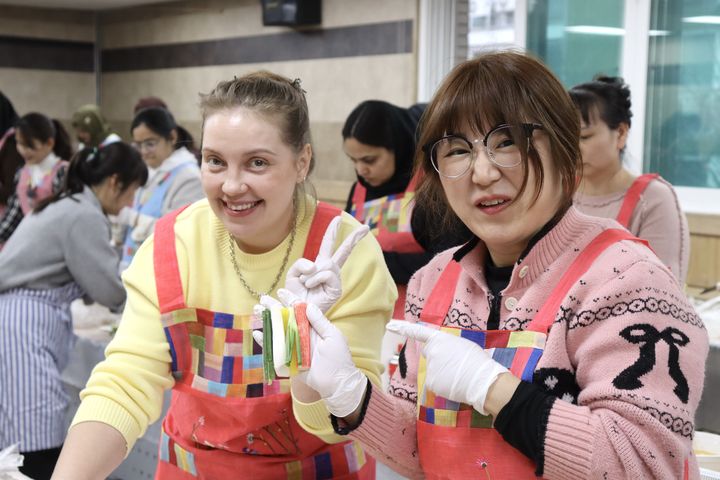 [대구=뉴시스] 설 명절을 맞아 대구 달서구에서 이주민과 지역 주민이 함께 음식을 만들며 정을 나누는 자리가 마련됐다. (사진=대구 달서구 제공) 2026.02.16. photo@newsis.com *재판매 및 DB 금지