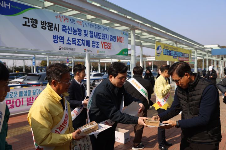 [창원=뉴시스]경남농협, 귀성객 대상 설 연휴 가축질병 차단방역. (사진=경남농협 제공) 2026.02.13.photo@newsis.com *재판매 및 DB 금지