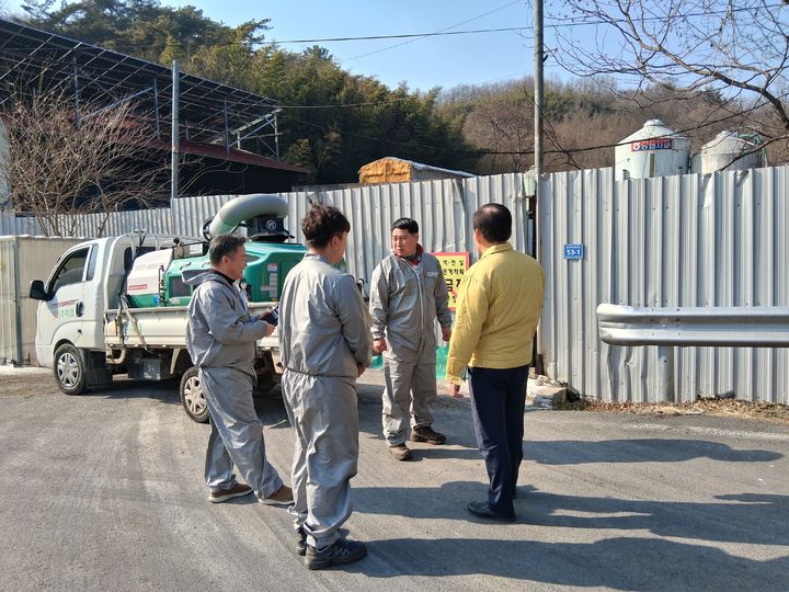 [진주=뉴시스]NH농협진주시지부, 가축질병 특별방역 총력.(사진=농협 진주시지부 제공).2026.02.13.photo@newsis.com *재판매 및 DB 금지