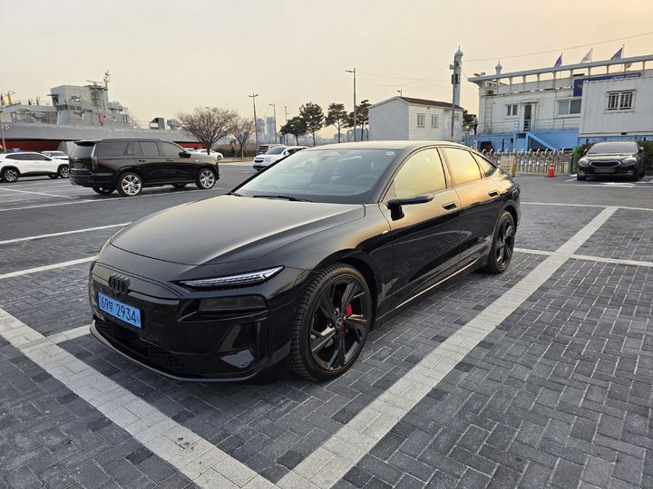 [서울=뉴시스] 박현준 기자 = 아우디 A6 e-트론이 서울 한강공원에 주차되어 있는 모습. 2026.01.26 photo@newsis.com *재판매 및 DB 금지