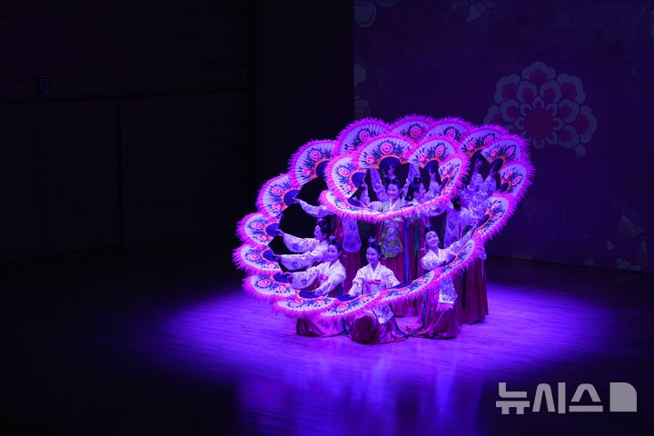 [서울=뉴시스]국립국악원의 설공연 '부채춤'. (사진=국립국악원 제공)