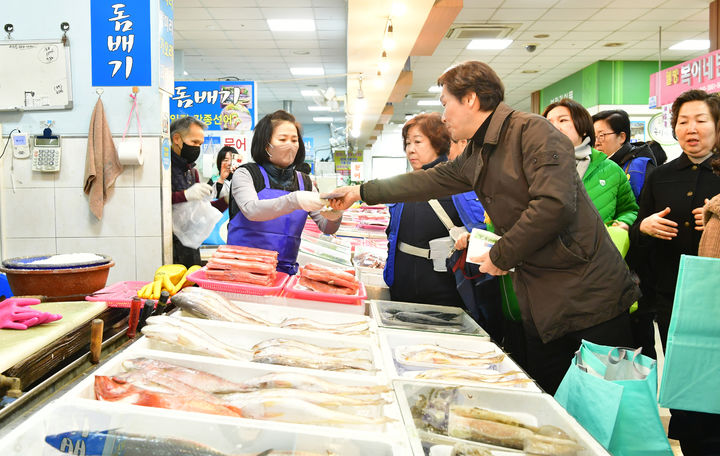 경산시, 설맞이 전통시장 장보기 행사 (사진=경산시 제공) *재판매 및 DB 금지