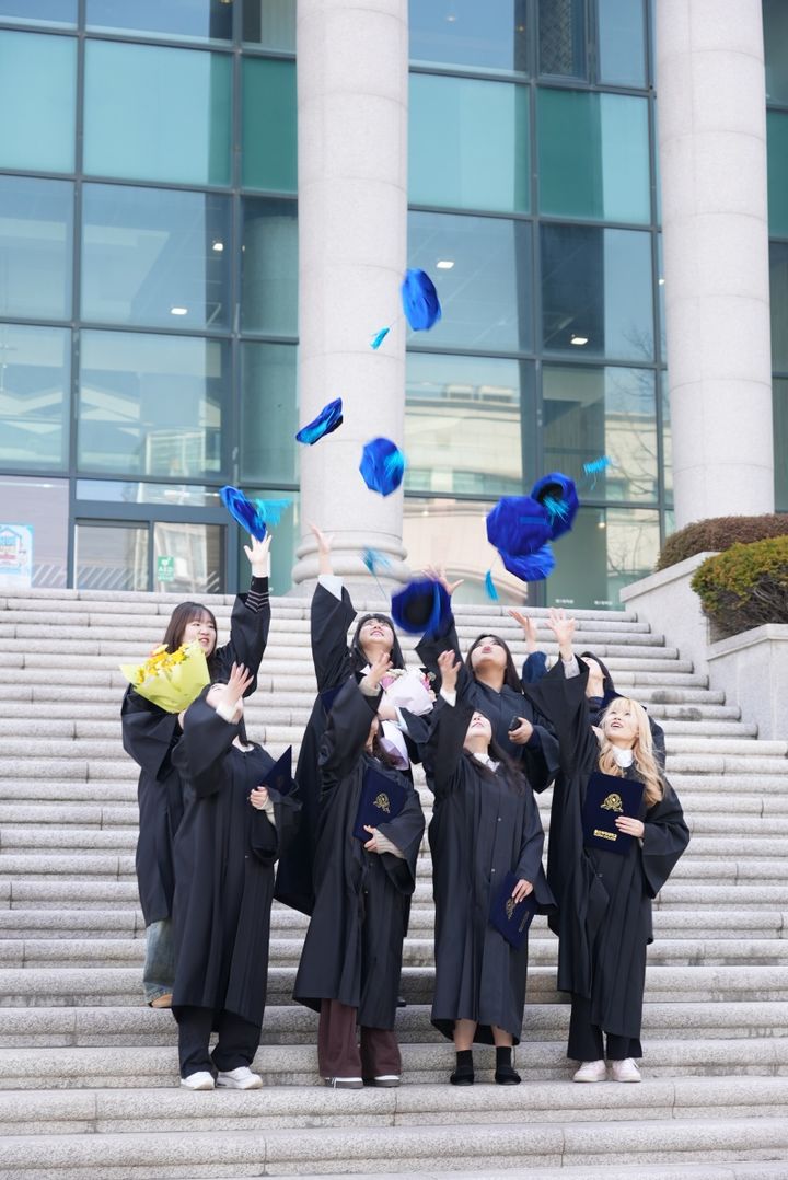 [울산=뉴시스] 구미현 기자 =13일 열린 울산과학대학교 제52회 학위수여식에서 졸업생들이 학사모를 던지며 졸업을 자축하고 있다. (사진=울산과학대 제공) 2026.02.13. photo@newsis.com *재판매 및 DB 금지